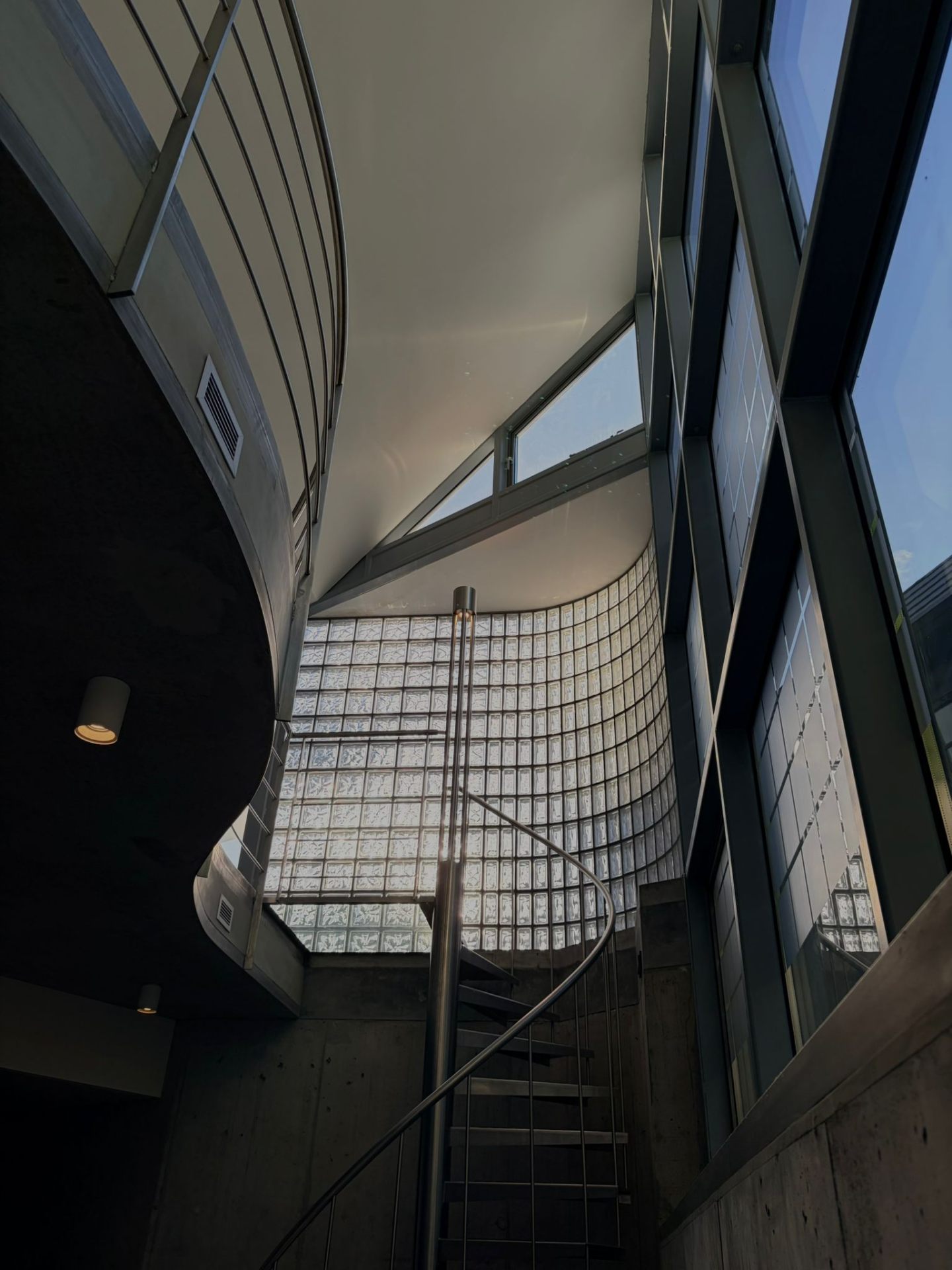 Stalen wenteltrap met glasblokken-wand
